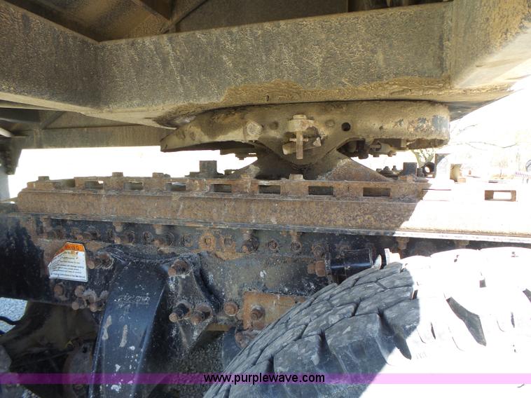 image for item L6017 2004 Freightliner Columbia semi truck