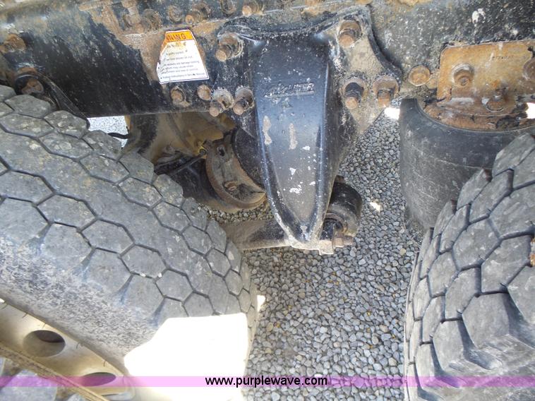 image for item L6017 2004 Freightliner Columbia semi truck