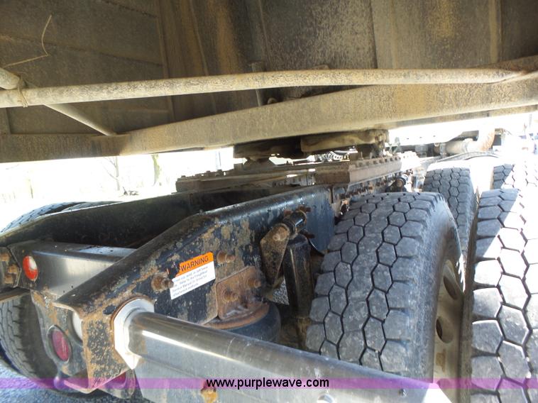 image for item L6017 2004 Freightliner Columbia semi truck