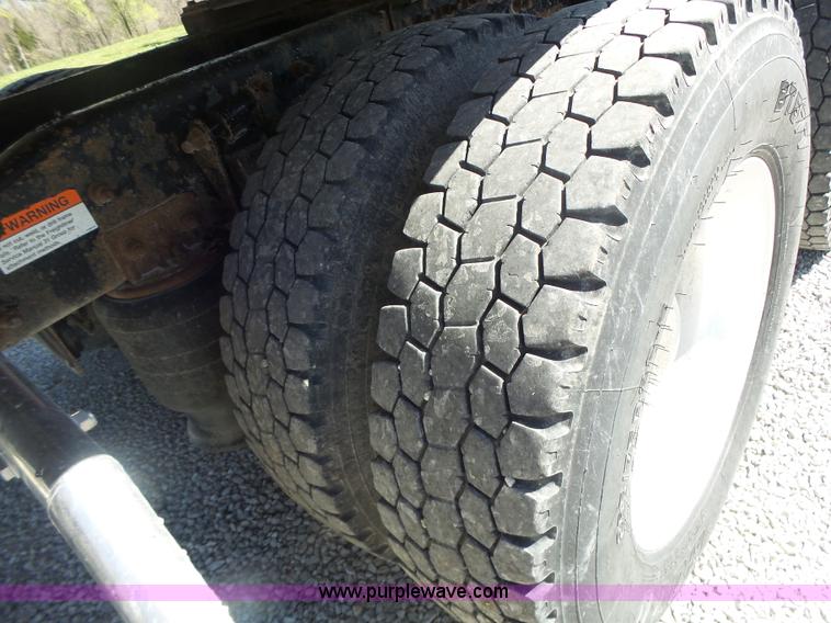 image for item L6017 2004 Freightliner Columbia semi truck