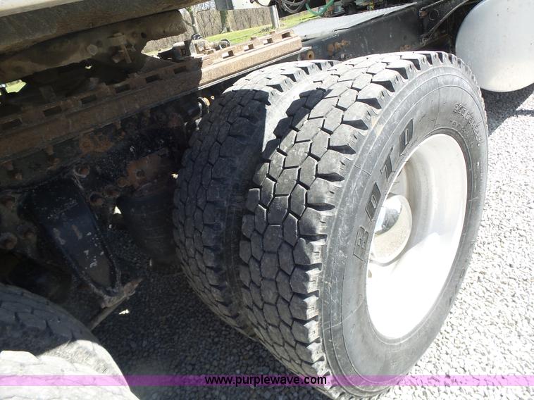 image for item L6017 2004 Freightliner Columbia semi truck