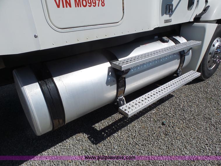 image for item L6017 2004 Freightliner Columbia semi truck