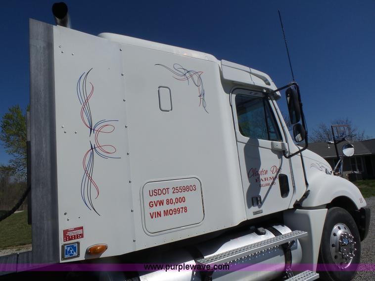 image for item L6017 2004 Freightliner Columbia semi truck