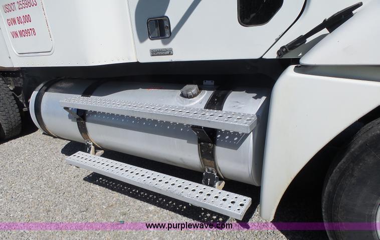 image for item L6017 2004 Freightliner Columbia semi truck