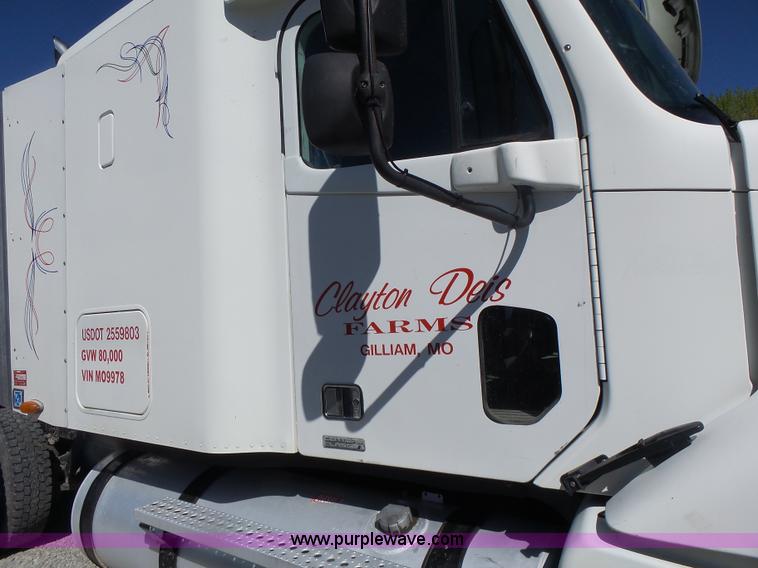 image for item L6017 2004 Freightliner Columbia semi truck