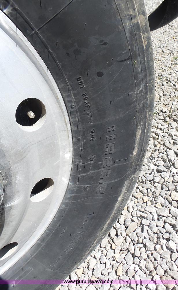 image for item L6017 2004 Freightliner Columbia semi truck