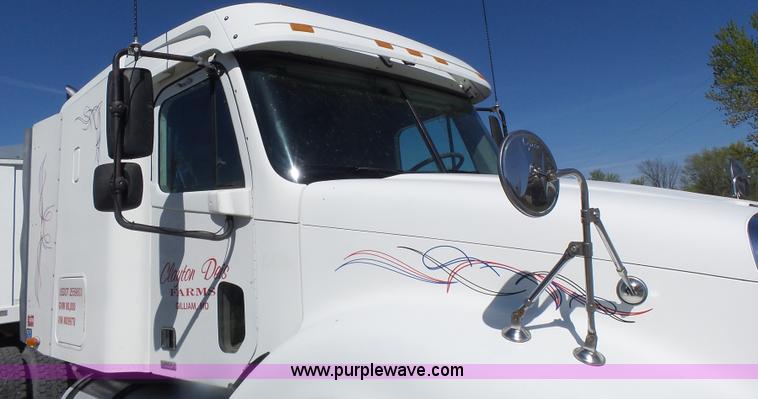 image for item L6017 2004 Freightliner Columbia semi truck