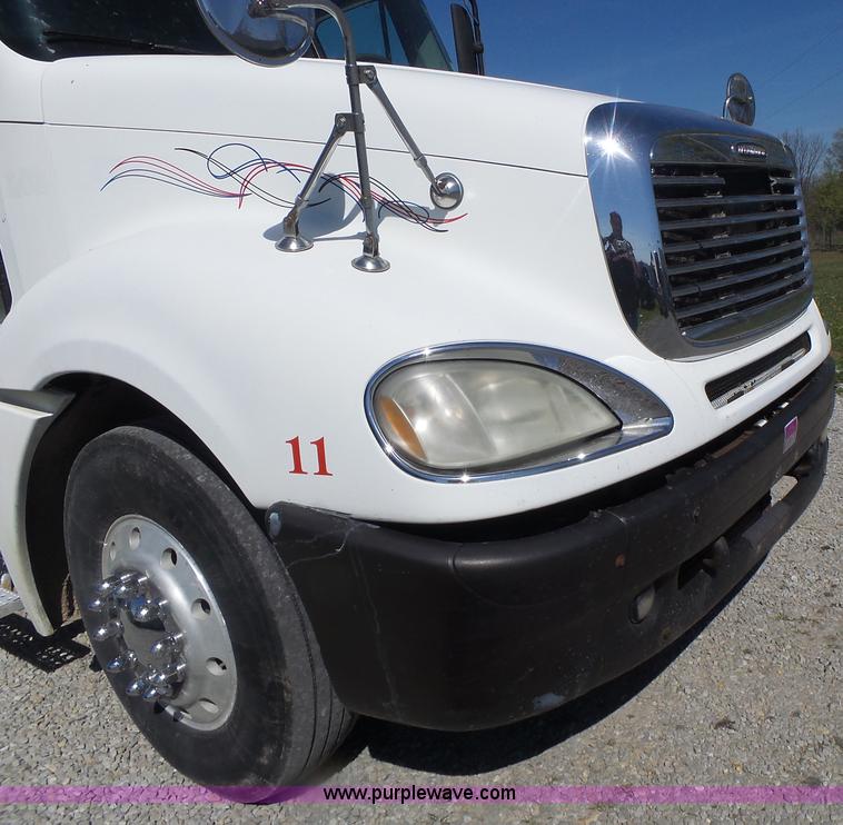 image for item L6017 2004 Freightliner Columbia semi truck