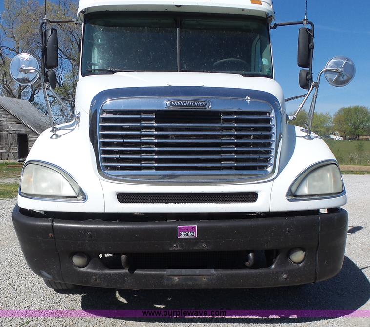 image for item L6017 2004 Freightliner Columbia semi truck