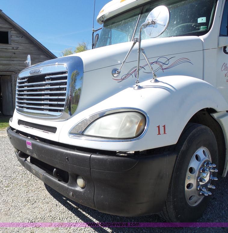 image for item L6017 2004 Freightliner Columbia semi truck