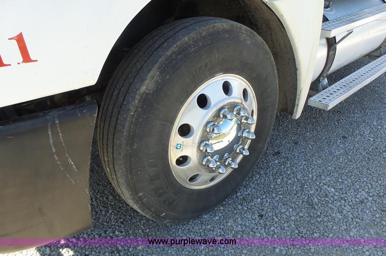 image for item L6017 2004 Freightliner Columbia semi truck