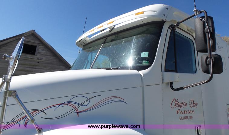image for item L6017 2004 Freightliner Columbia semi truck