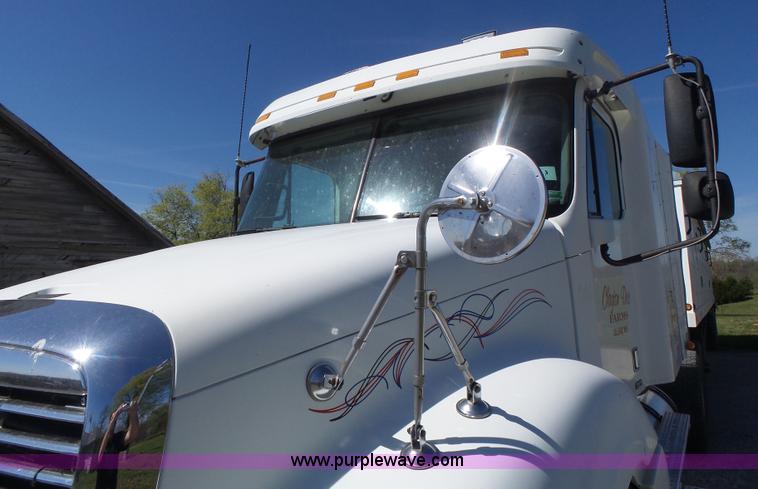 image for item L6017 2004 Freightliner Columbia semi truck