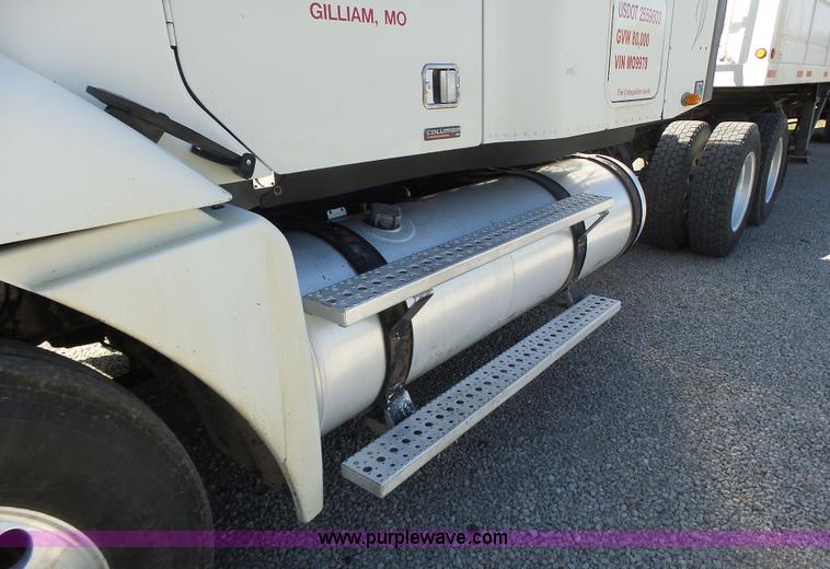 image for item L6017 2004 Freightliner Columbia semi truck