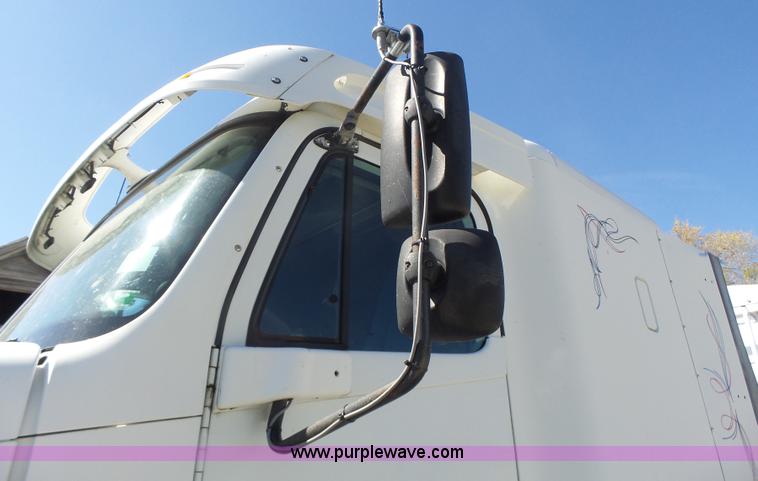 image for item L6017 2004 Freightliner Columbia semi truck