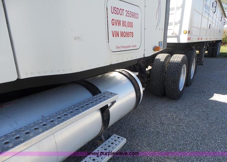 image for item L6017 2004 Freightliner Columbia semi truck