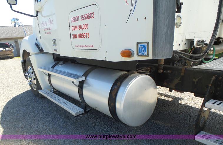 image for item L6017 2004 Freightliner Columbia semi truck