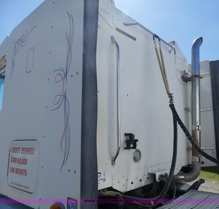 image for item L6017 2004 Freightliner Columbia semi truck