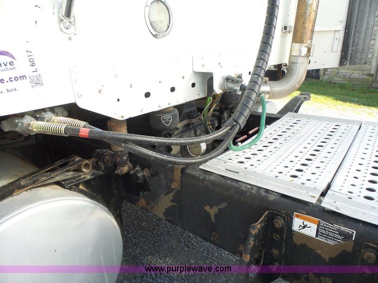 image for item L6017 2004 Freightliner Columbia semi truck