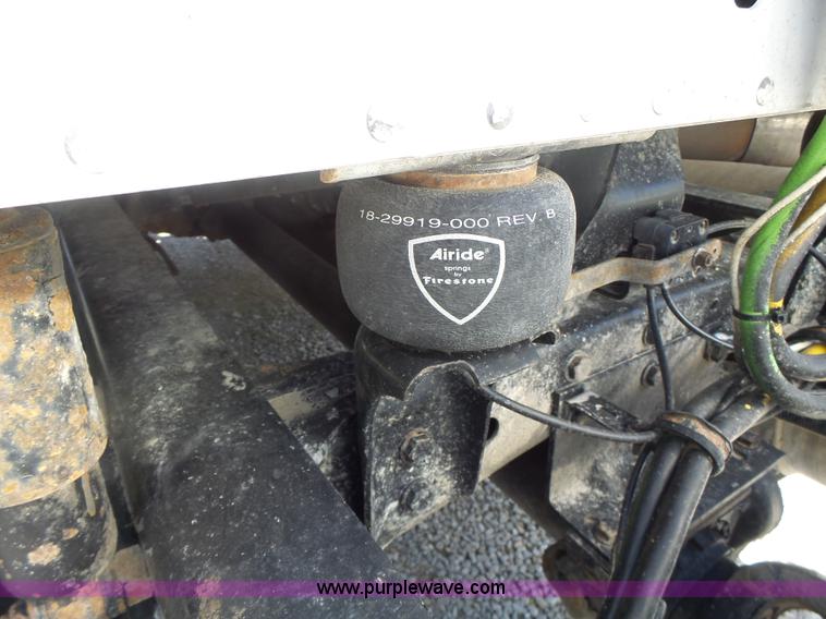 image for item L6017 2004 Freightliner Columbia semi truck