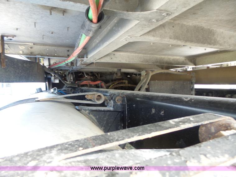 image for item L6017 2004 Freightliner Columbia semi truck