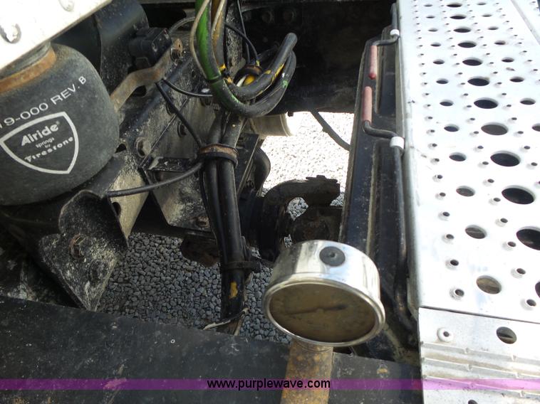 image for item L6017 2004 Freightliner Columbia semi truck