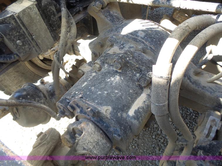 image for item L6017 2004 Freightliner Columbia semi truck