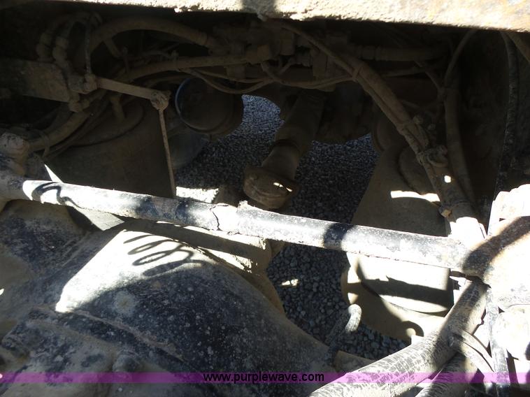 image for item L6017 2004 Freightliner Columbia semi truck