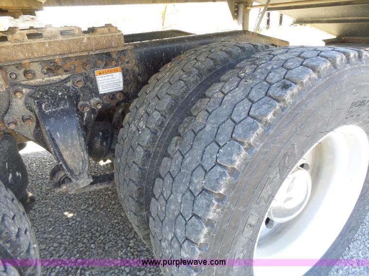 image for item L6017 2004 Freightliner Columbia semi truck