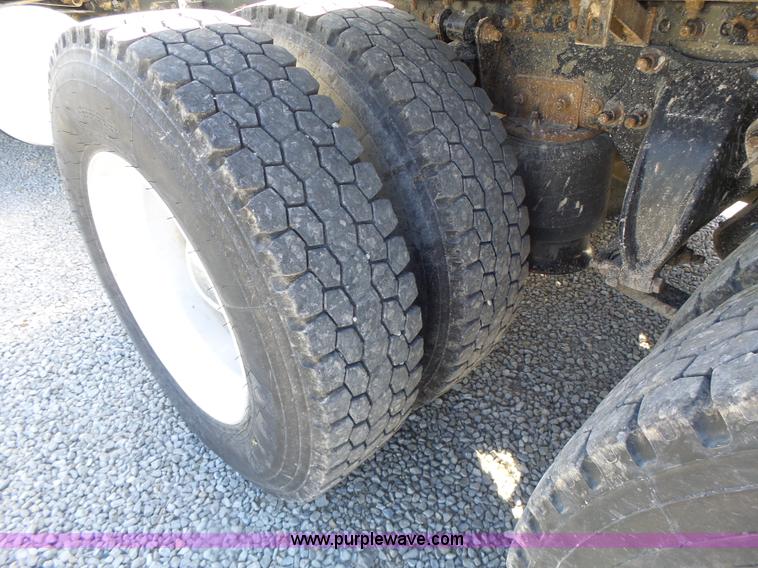 image for item L6017 2004 Freightliner Columbia semi truck