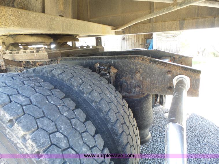 image for item L6017 2004 Freightliner Columbia semi truck