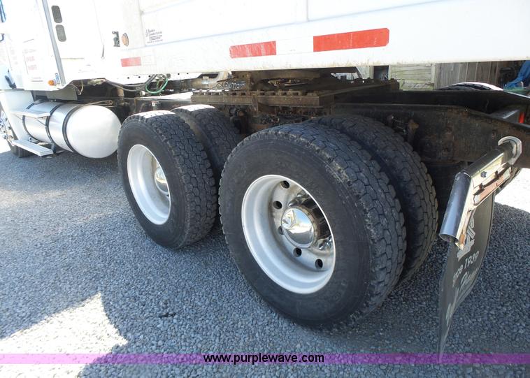 image for item L6017 2004 Freightliner Columbia semi truck