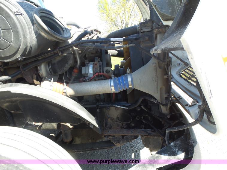 image for item L6017 2004 Freightliner Columbia semi truck