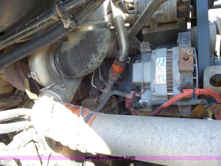 image for item L6017 2004 Freightliner Columbia semi truck