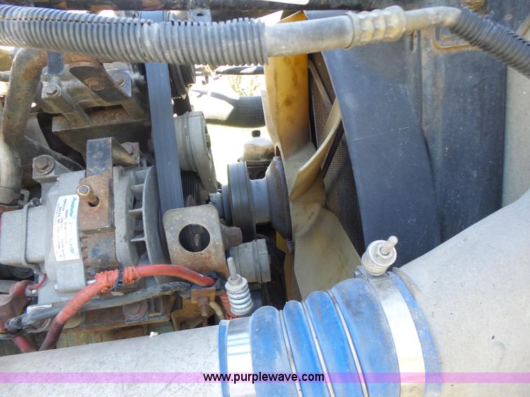 image for item L6017 2004 Freightliner Columbia semi truck