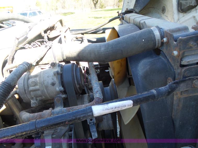 image for item L6017 2004 Freightliner Columbia semi truck