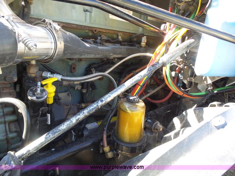 image for item L6017 2004 Freightliner Columbia semi truck