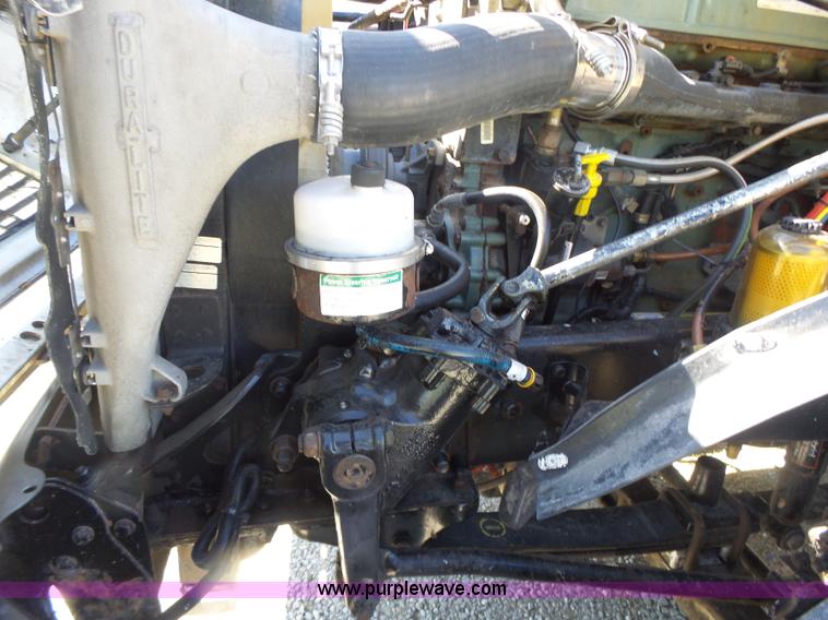 image for item L6017 2004 Freightliner Columbia semi truck