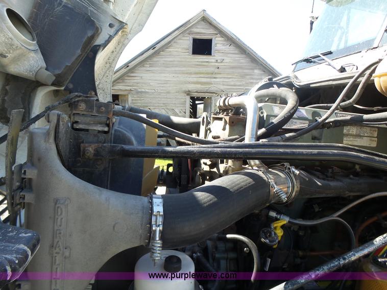 image for item L6017 2004 Freightliner Columbia semi truck