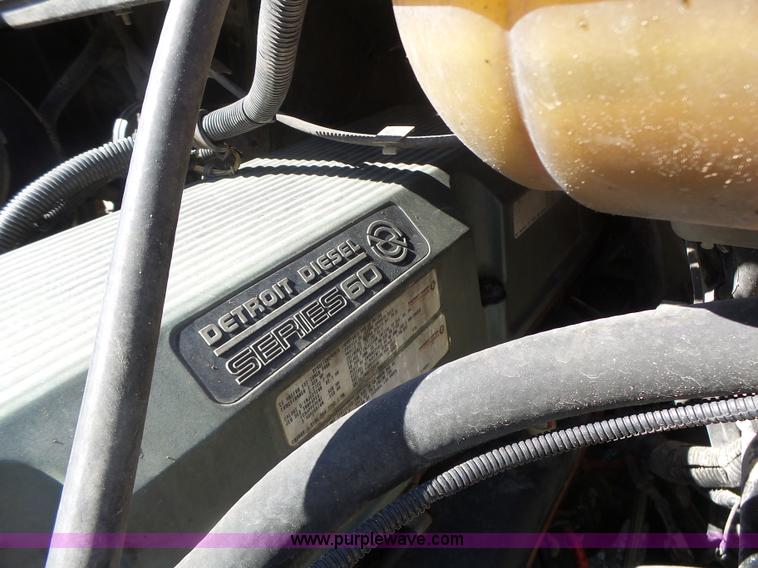 image for item L6017 2004 Freightliner Columbia semi truck