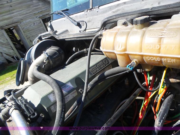 image for item L6017 2004 Freightliner Columbia semi truck