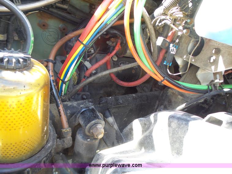 image for item L6017 2004 Freightliner Columbia semi truck