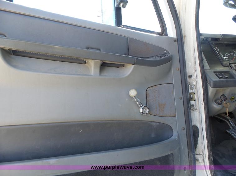 image for item L6017 2004 Freightliner Columbia semi truck