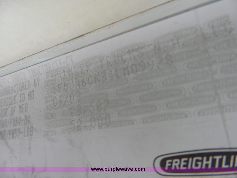 image for item L6017 2004 Freightliner Columbia semi truck