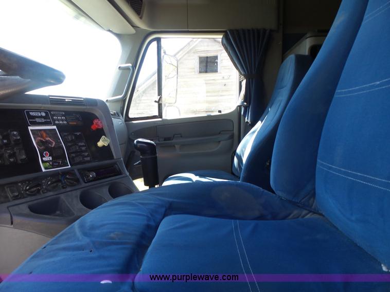 image for item L6017 2004 Freightliner Columbia semi truck