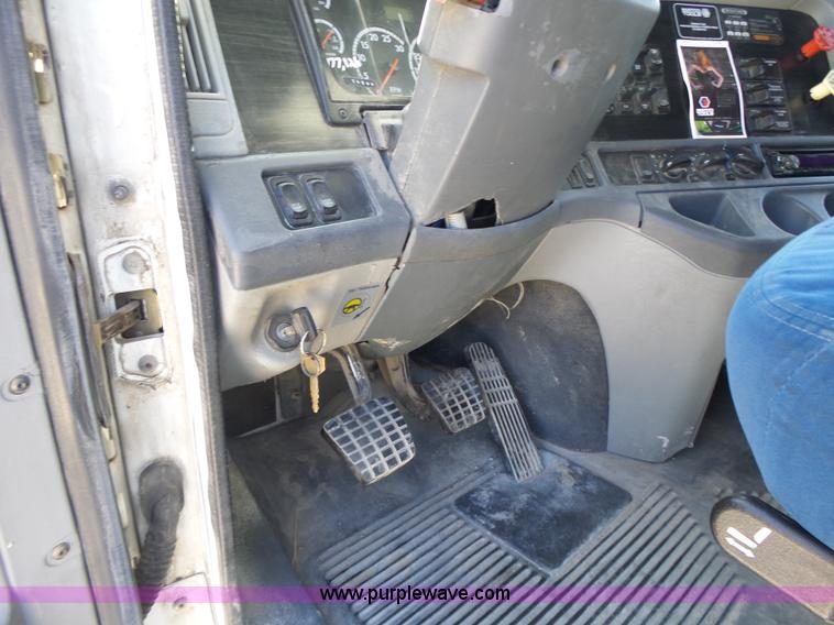 image for item L6017 2004 Freightliner Columbia semi truck