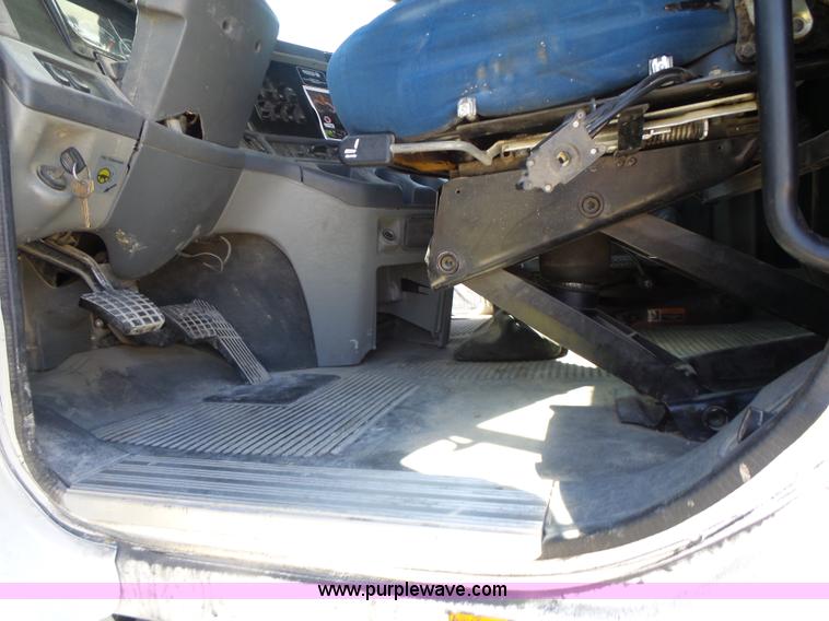 image for item L6017 2004 Freightliner Columbia semi truck