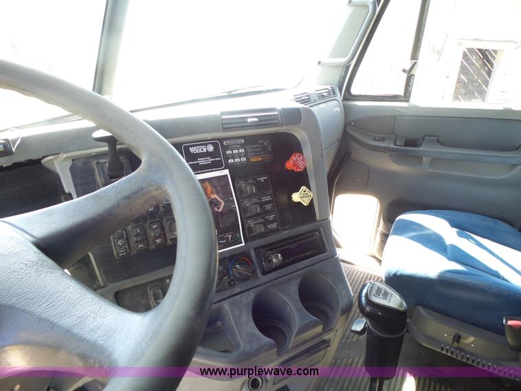 image for item L6017 2004 Freightliner Columbia semi truck