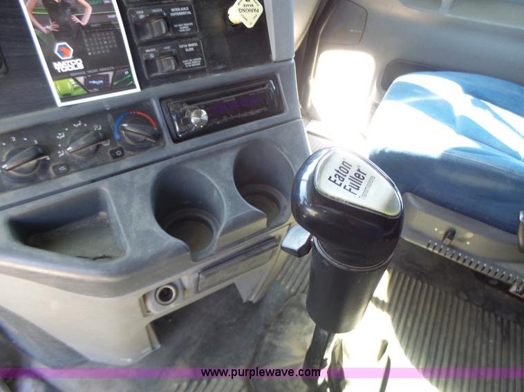 image for item L6017 2004 Freightliner Columbia semi truck