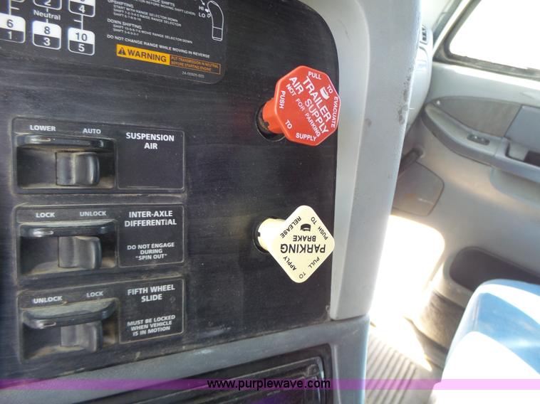 image for item L6017 2004 Freightliner Columbia semi truck